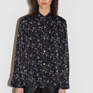 NWOT oak + fort black and blue floral SATIN BUTTON-UP BLOUSE, size xs